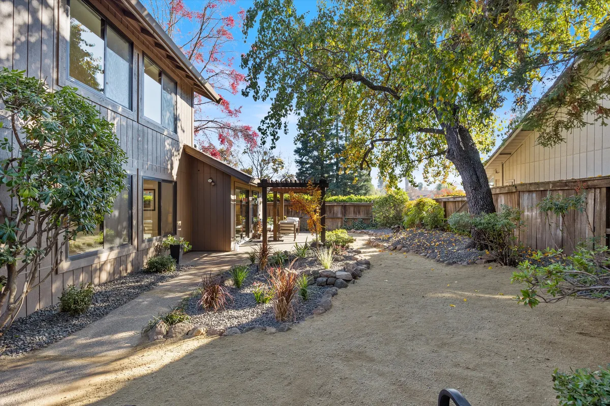 FAIR OAKS MIDCENTURY MODERN