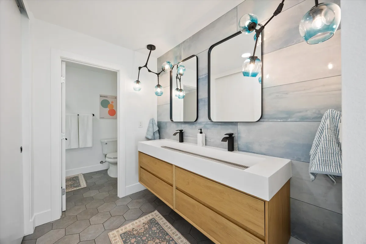 FAIR OAKS MIDCENTURY MODERN