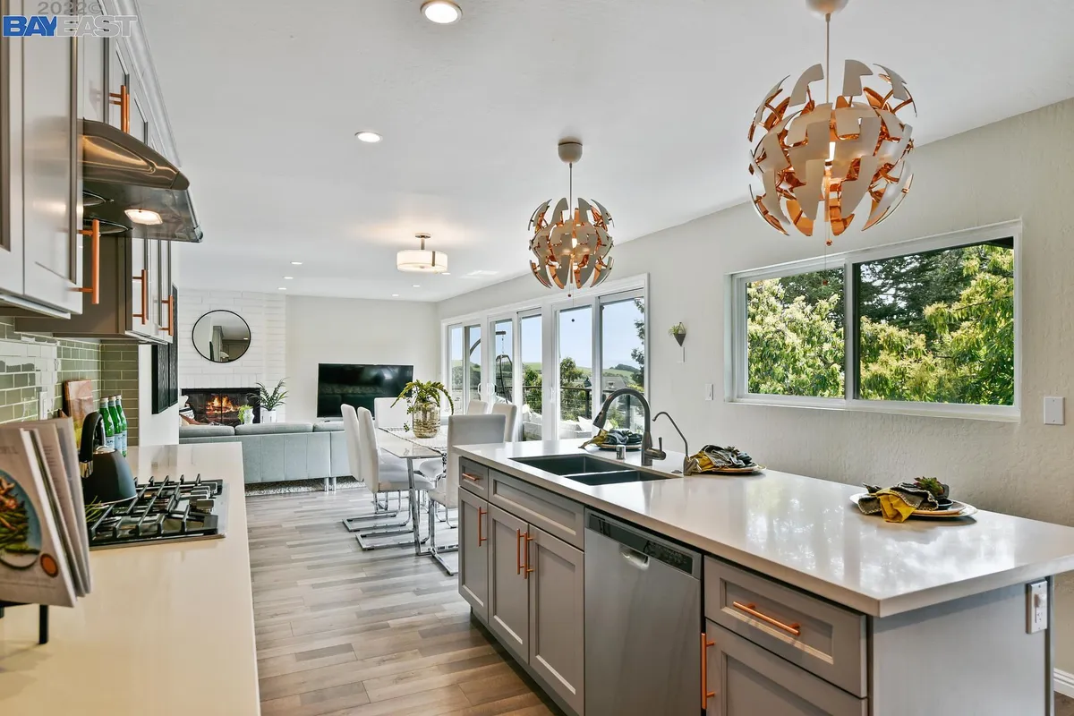HAYWARD HILLS CONTEMPORARY