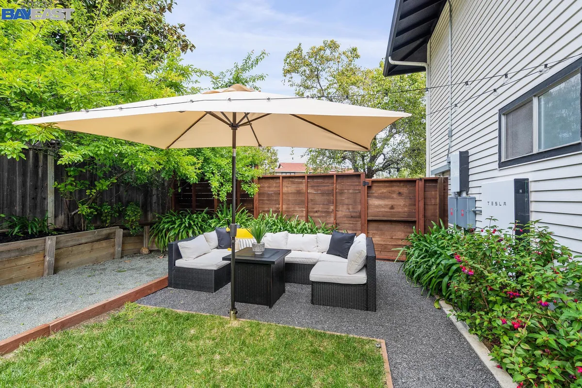 HAYWARD HILLS CONTEMPORARY